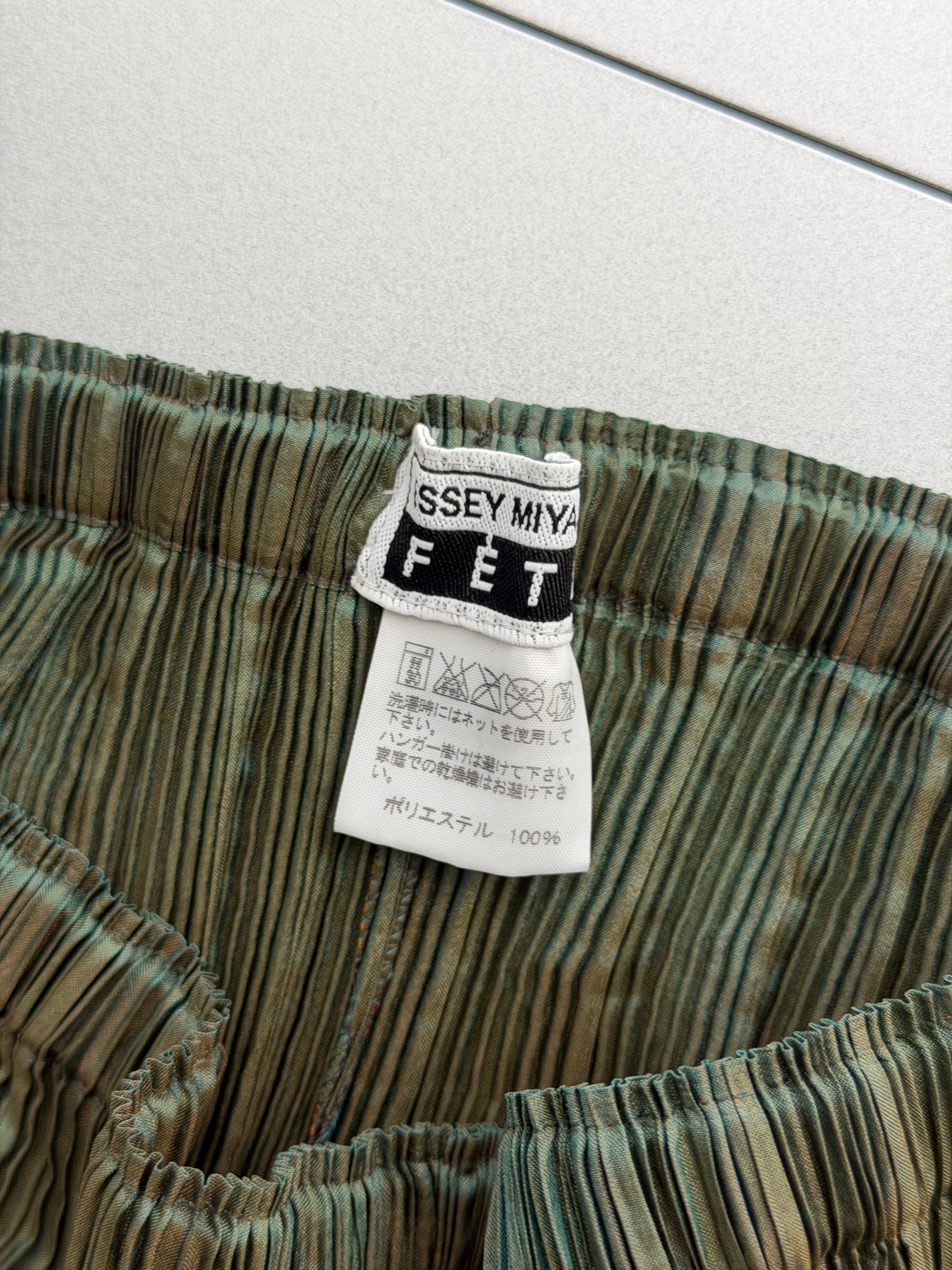 ISSEY MIYAKE FETE F/W 2008 IREDESCENT PLEATED SET