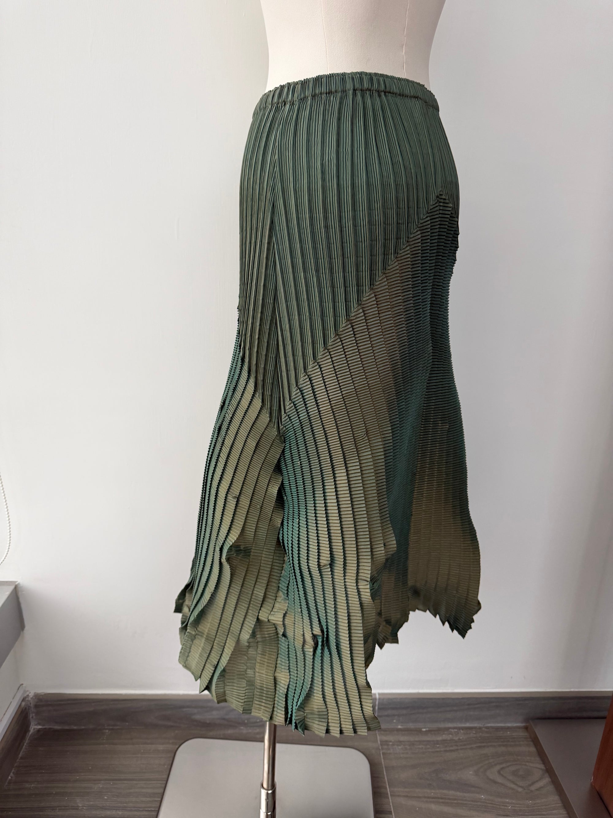 ISSEY MIYAKE FETE F/W 2008 IREDESCENT PLEATED SET