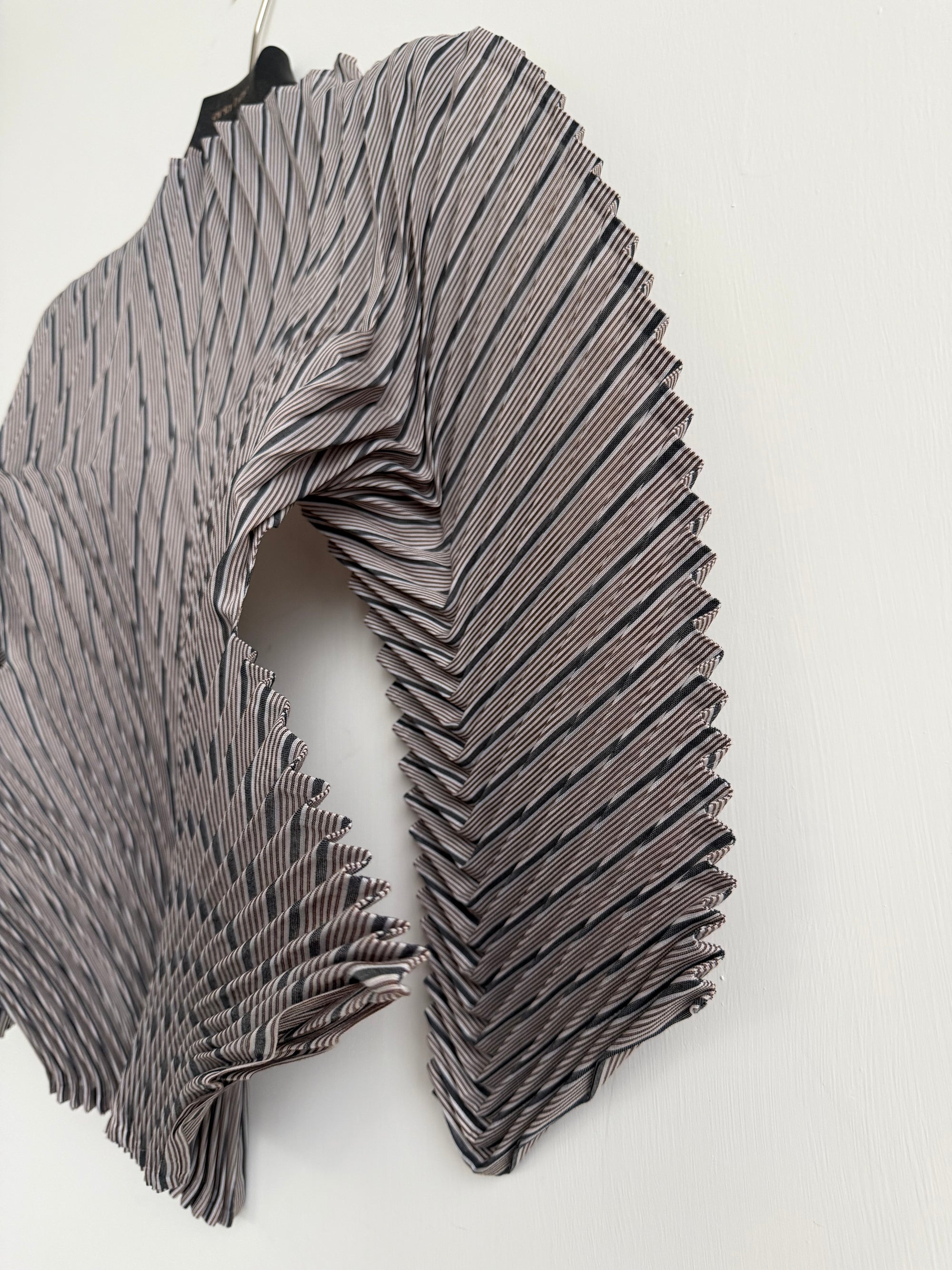 ISSEY MIYAKE GENERIC STRIPES HAND PLEATS TOP