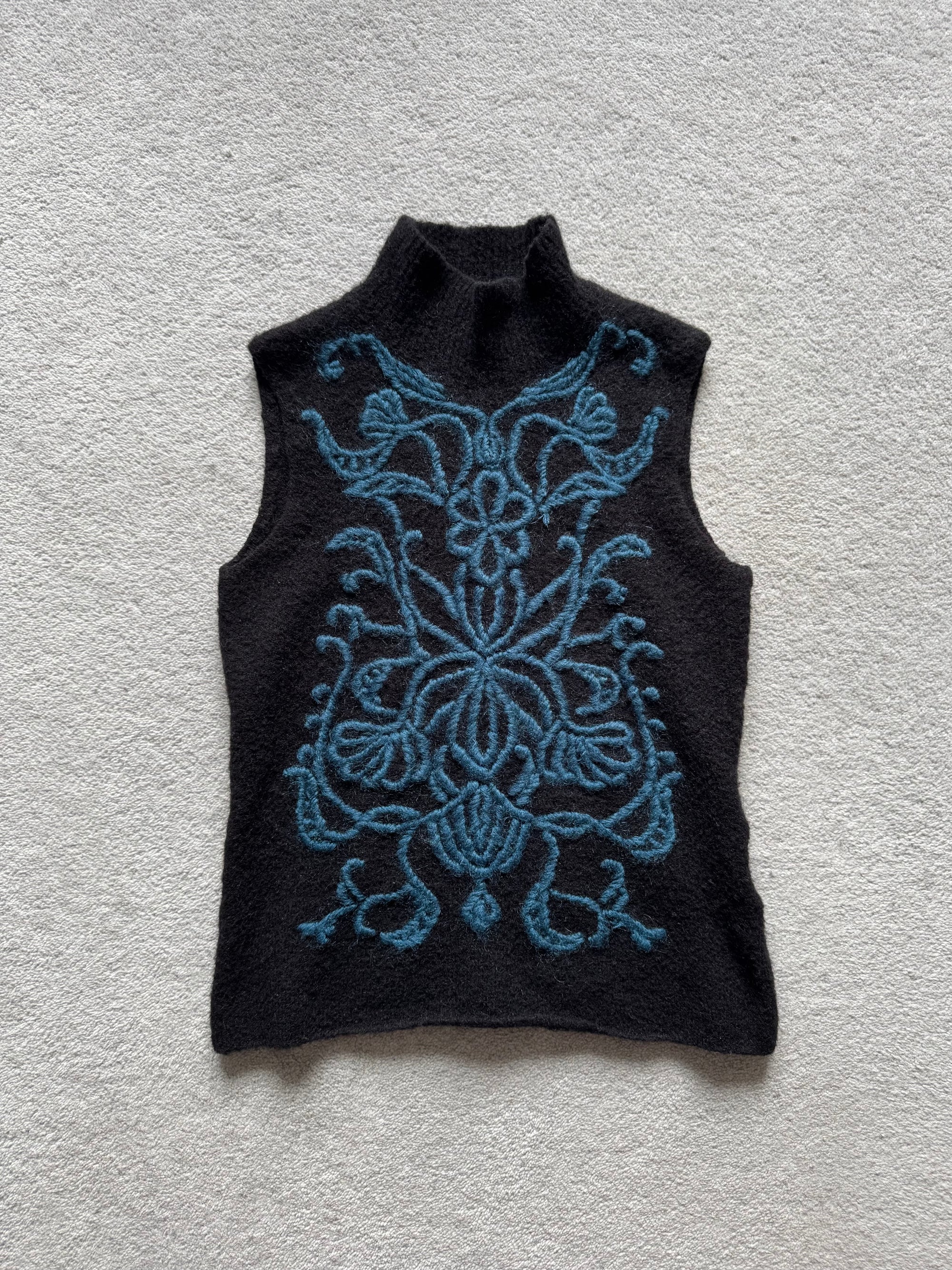 VIVIENNE TAM 00s KNITTED ORNAMENTAL MOTIF TOP