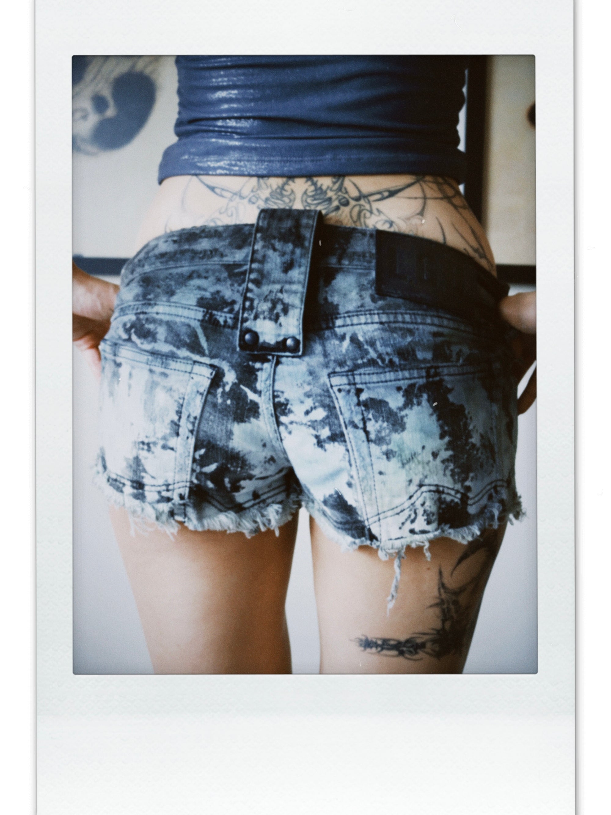 L.G.B. TIE-DYE DISTRESSED HOT PANTS