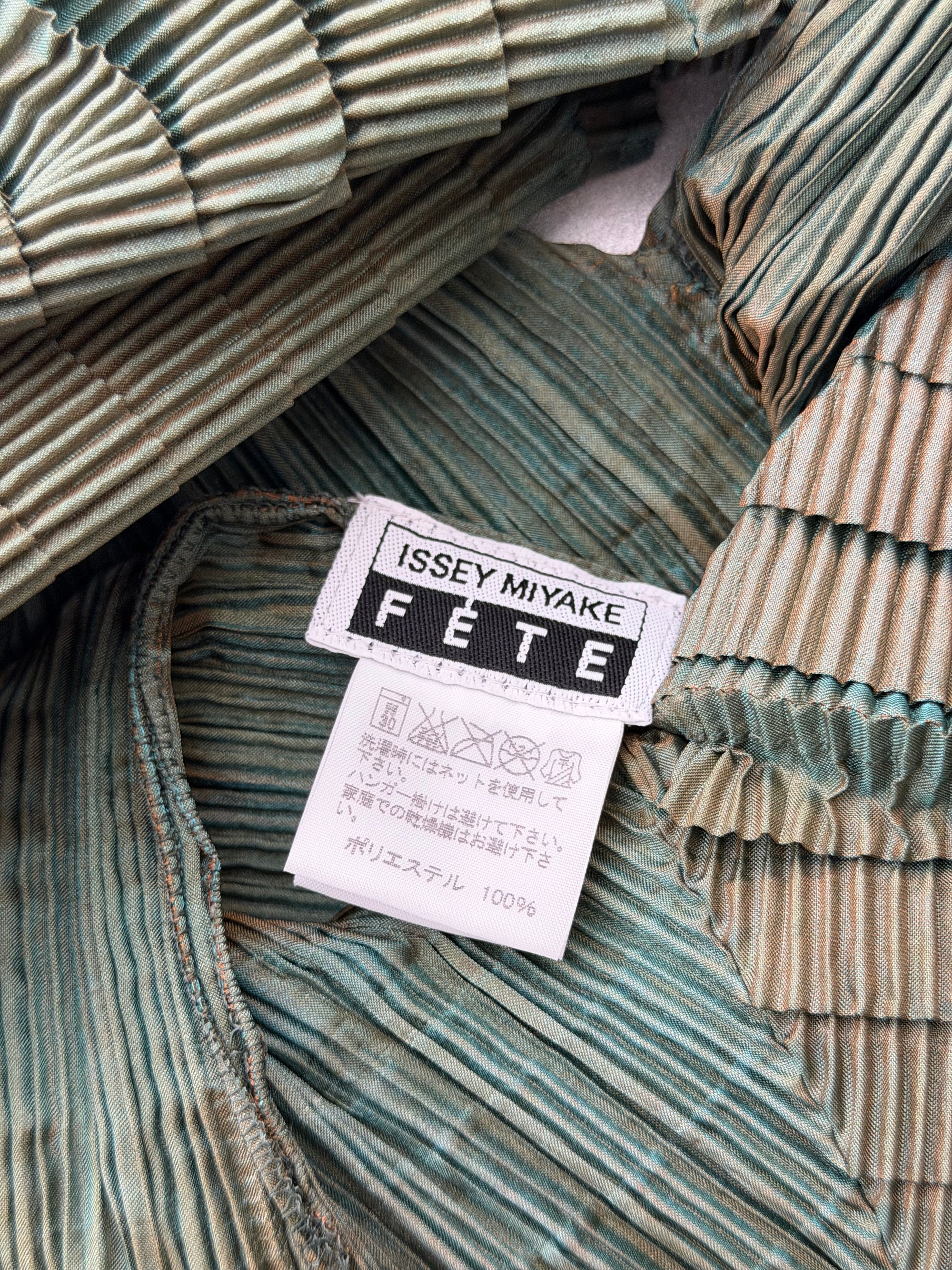 ISSEY MIYAKE FETE F/W 2008 IREDESCENT PLEATED SET