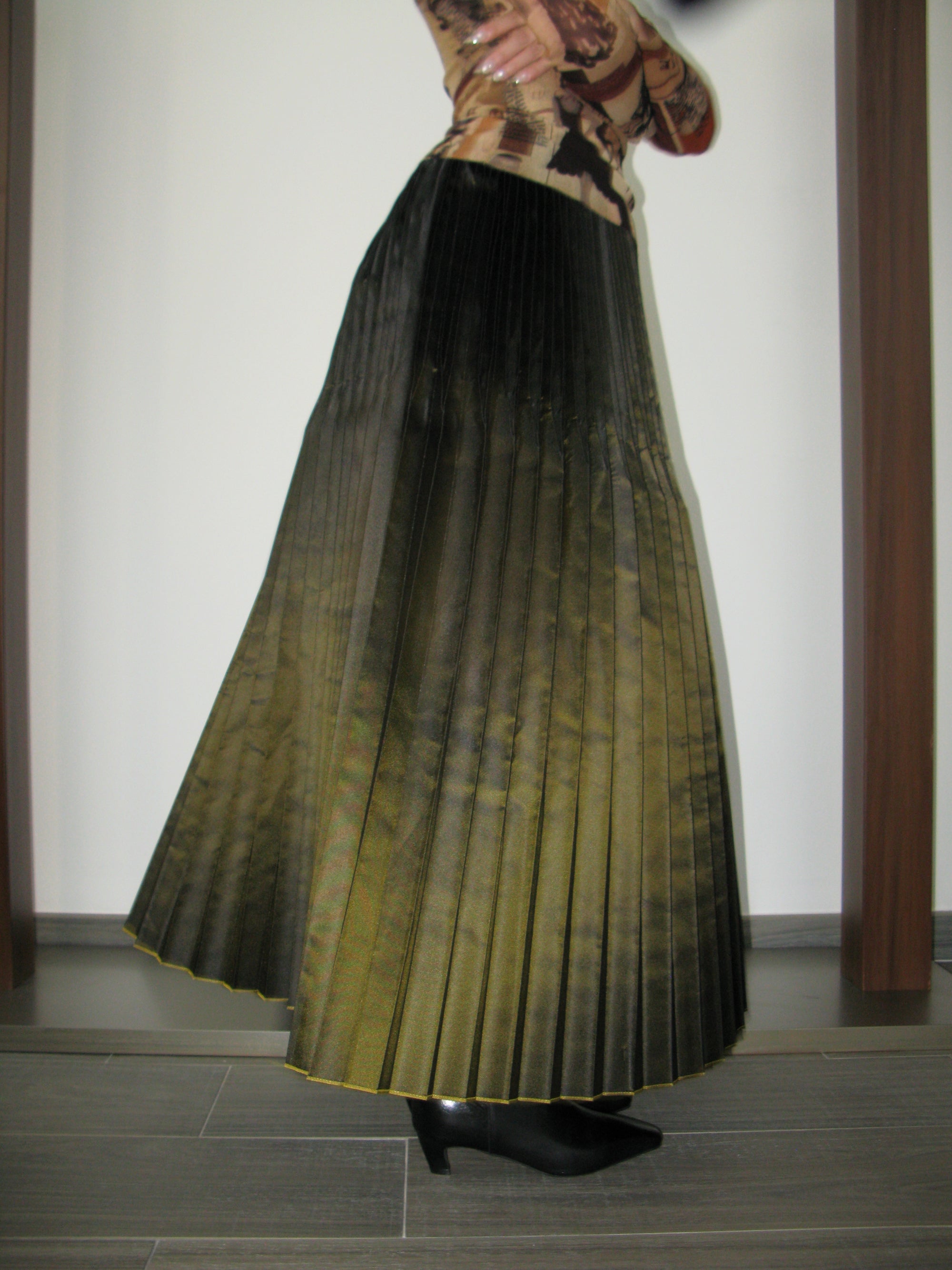 ISSEY MIYAKE 00s IRIDESCENT PLEAT SKIRT