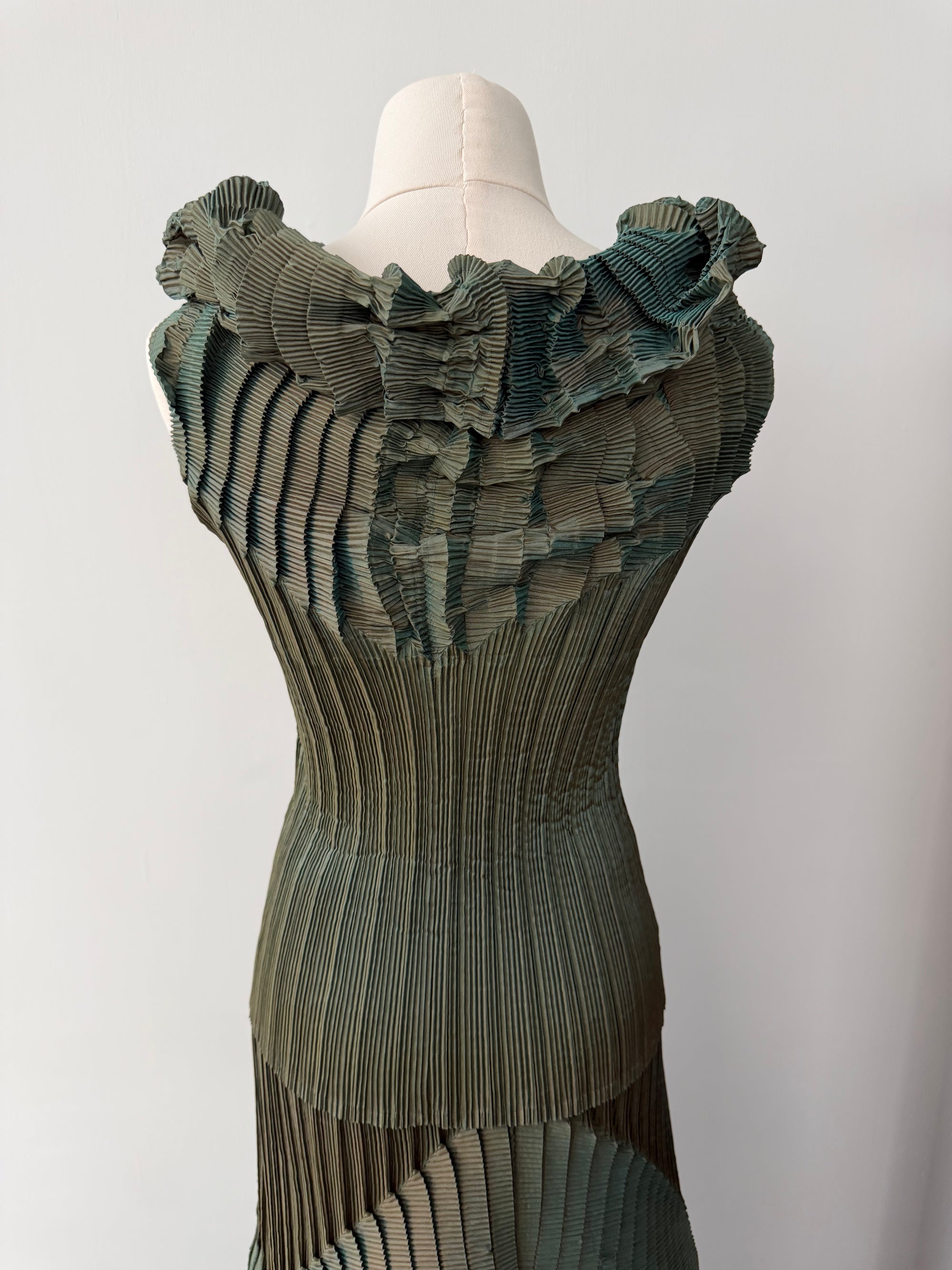 ISSEY MIYAKE FETE F/W 2008 IREDESCENT PLEATED SET