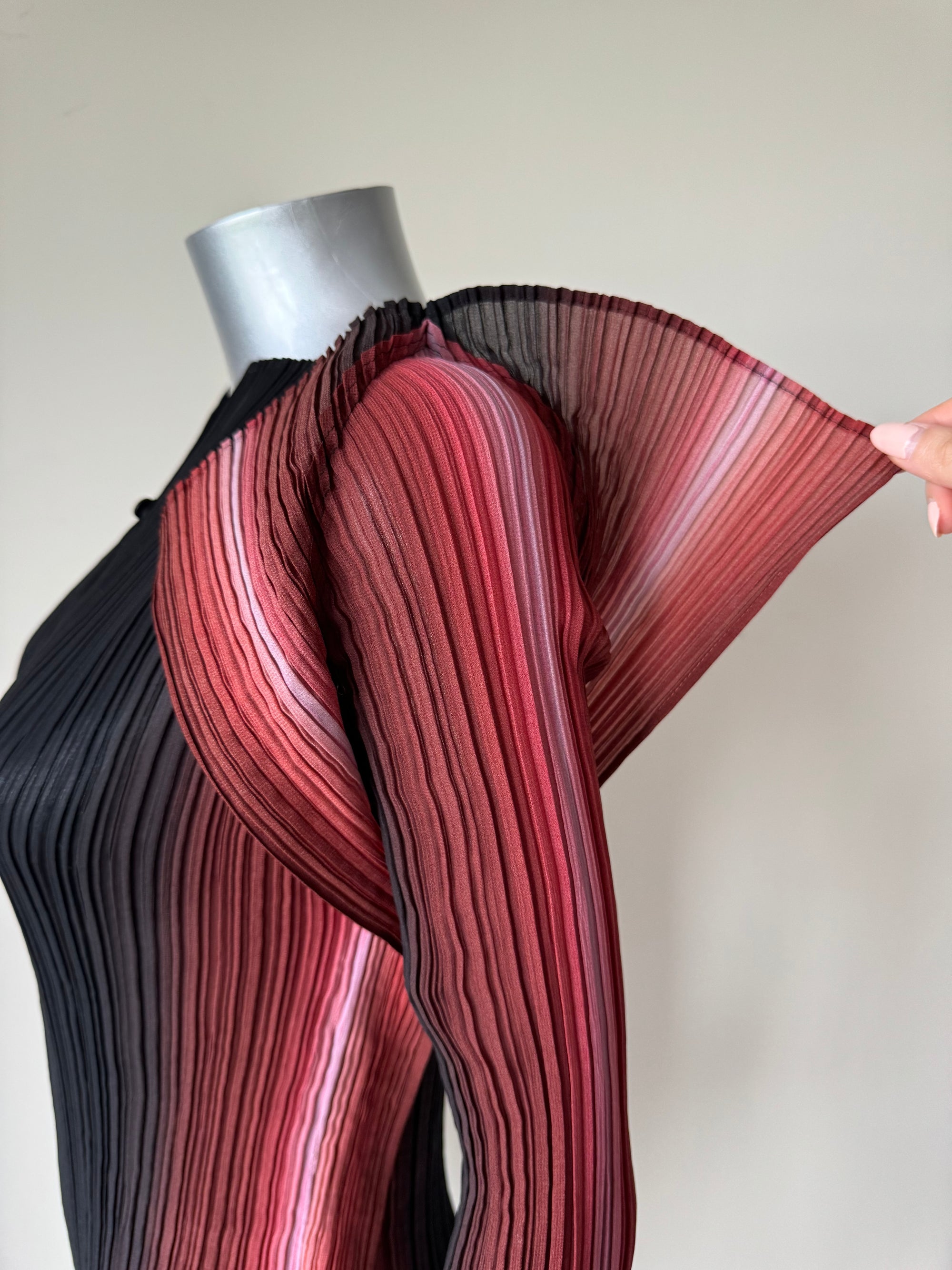 ISSEY MIYAKE GRADIENT PLEATED TOP